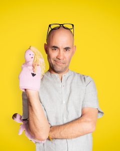 Simon-Chen-Im-Anfang-war-das-Wort-mit-Puppe-hf-Foto-Fabian-Roelli