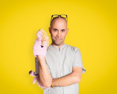 Simon-Chen-Im-Anfang-war-das-Wort-mit-Puppe-qf-Foto-Fabian-Roelli